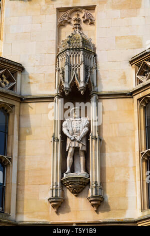 Statue of King Henry VIII on the facade of Kings College, University town of Cambridge, Cambridgeshire, England Stock Photo