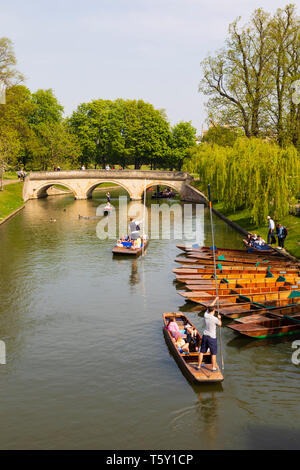 Punts on the River Cam at Clare College bridge, University town of Cambridge, Cambridgeshire, England Stock Photo