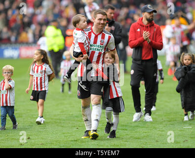 Sheffield, England 27th April. Sheffield United John Fleck celebrates with his children their win and promotion to the premiership at the end of their FA Championship football match between Sheffield United FC and Ipswich Town FC at the Sheffield United Football ground, Bramall Lane, on April 27th Sheffield, England. Stock Photo