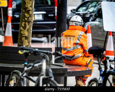 Morgan Sindall construction worker taking a break in Central London Stock Photo