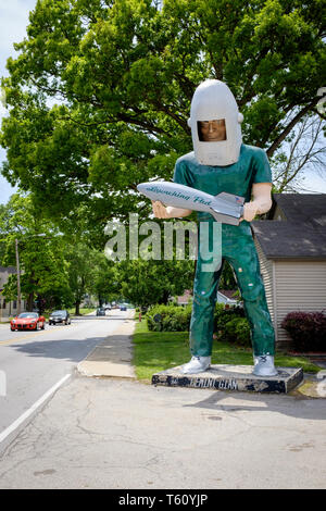 The Gemini Giant is standing outside the Launching Pad drive-in restaurant on U.S. Route 66 in Wilmington, Will County, Illinois, USA Stock Photo