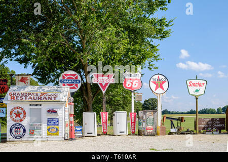 Classic Bobs Gasoline Alley collection of U.S. Route 66 related stuff outside Cuba, Missouri, USA Stock Photo