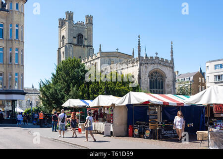 St Mary's Church and stalls in Cambridge outdoor market, Market Square, Cambridge, Cambridgeshire, England, United Kingdom Stock Photo