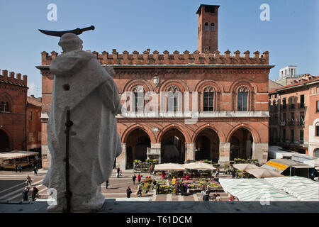 Cremona: veduta della Piazza del Comune con in primo piano statue di Santi e angeli di Giorgio e Antonio Ferretti, che ornano il portico della Bertazz Stock Photo