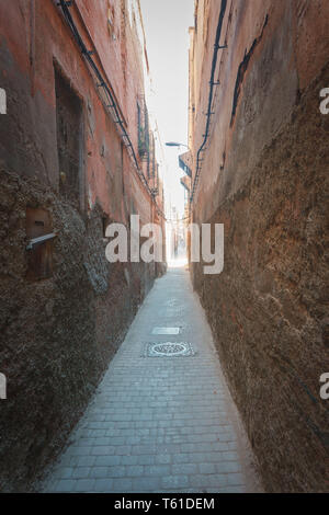 niemand enge Straße Gasse in Marrakesch Marokko Nord Afrika / nobody narrow road street alley in marrakech morocco north africa Stock Photo