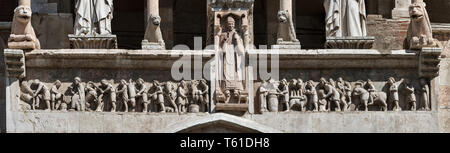 Cremona, il Duomo, facciata, Loggia sopra il protiro del Portale Maggiore: Madonna con Bambino tra i santi Omobono e Imerio Vescovo; fregio marmoreo d Stock Photo