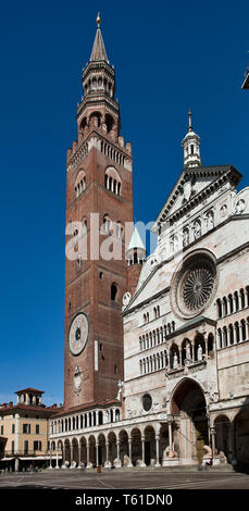 Cremona: veduta di piazza del Comune con il Duomo e il Torrazzo.  [ENG]   Cremona: view of piazza del Comune with the Duomo (the Cathedral) and the To Stock Photo