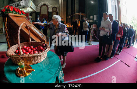 Belgrade, Serbia. 28th Apr, 2019. Serbian orthodox people attend an Easter mass in Saint Sava Temple in Belgrade, Serbia, April 28, 2019. Orthodox Serbs observe Easter according to the old Julian calendar, and it falls on April 28 this year. Credit: Predrag Milosavljevic/Xinhua/Alamy Live News