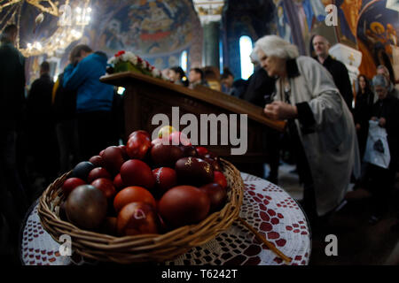 Belgrade, Serbia. 28th Apr, 2019. Serbian orthodox people attend an Easter mass in Saint Sava Temple in Belgrade, Serbia, April 28, 2019. Orthodox Serbs observe Easter according to the old Julian calendar, and it falls on April 28 this year. Credit: Predrag Milosavljevic/Xinhua/Alamy Live News