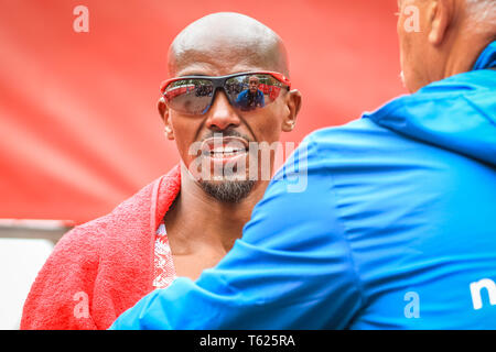 London, UK. 28th April 2019. Sir Mo Farah, GBR (bib No 8), crosses the finish line in 5th position. Elite Men's and Women's races. The world's top runners once again assemble in for the London marathon, to contest the 39th race. Credit: Imageplotter/Alamy Live News Stock Photo