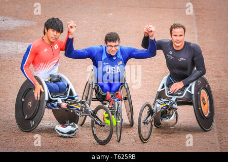 The wheelchair leader group poses by the finish line with Daniel Romanchuk (USA) winning the race, Marcel Hug in second and Suzuki Tomoki in third.The Mall with the finish line, Elite Men's and Women's races. The world's top runners once again assemble in for the London marathon, to contest the 39th race. Credit: Imageplotter/Alamy Live News Stock Photo