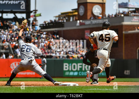 New York Yankees third baseman DJ LeMahieu warms up for the team's baseball  game against the Colorado Rockies Saturday, July 15, 2023, in Denver.(AP  Photo/David Zalubowski Stock Photo - Alamy