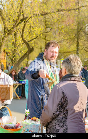 Lighting cakes and eggs near the Church-chapel of the Intercession of the virgin, St. Petersburg, Rybatsky Prospekt, house 12.,liter A. April 27, 2019 Stock Photo