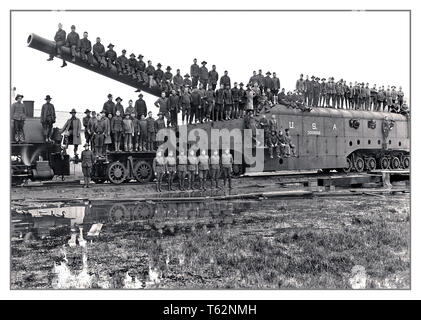 WW1 Propaganda image US Navy sailors group pose on a 14-inch railway rail gun with Mk1 mount used to support US troops in the Meuse Argonne Battlefield Northern France 1 Jan 1919. World War One Stock Photo