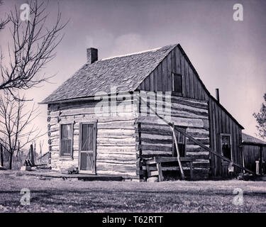 1800s FRONTIER LOG CABIN NEAR JEFFERSON CITY MISSOURI USA - b6405 HAR001 HARS HOMES NEAR SIMPLE CONCEPTUAL STRUCTURES RESIDENCE STYLISH EDIFICE SYMBOLIC BUILT CHINKING CONSTRUCTED DOVETAIL DWELLING PRIMITIVE SETTLER SHAKES BLACK AND WHITE HAR001 MO OLD FASHIONED REPRESENTATION Stock Photo