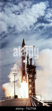 1960s ATLAS CENTAUR ACIII MISSLE ROCKET LIFTING OFF FROM NASA LAUNCH PAD  - ka1253 HAR001 HARS OLD FASHIONED Stock Photo