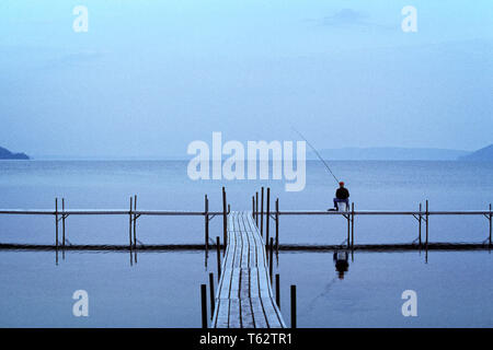 1990s SOLITARY ANONYMOUS SILHOUETTED MAN SITTING ON FISHING FROM PIER CRYSTAL LAKE FRANKFORT MICHIGAN USA - ka8022 BLE001 HARS MALES SERENITY MICHIGAN SPIRITUALITY SADNESS FREEDOM PIER TIME OFF WIDE ANGLE SKILL ACTIVITY AMUSEMENT DREAMS HAPPINESS HOBBY LEISURE SILHOUETTED TRIP INTEREST GETAWAY HOBBIES KNOWLEDGE RECREATION PASTIME TRAVEL USA PLEASURE ON HOLIDAYS RECREATION FISHING CONCEPTUAL ESCAPE ISOLATION STYLISH SOLITARY ANONYMOUS SOLITUDE FISHES LAKES MID-ADULT MID-ADULT MAN RELAXATION VACATIONS AMATEUR ENJOYMENT MI MIDWEST MIDWESTERN OLD FASHIONED Stock Photo