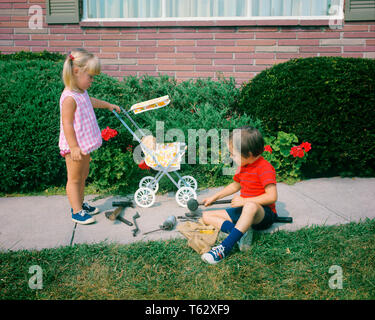 1970s LITTLE GIRL PUSHING TOY BABY CARRIAGE AND BOY PLAYING WITH TOOLS ON SIDEWALK GENDER SPECIFIC ROLE PLAY - kj5345 HAR001 HARS REPAIR STYLE COMMUNICATION TEAMWORK FEMALES BROTHERS HOME LIFE COPY SPACE FRIENDSHIP HALF-LENGTH CARING MALES ROLE SIBLINGS FIXING SISTERS CARRIAGE HIGH ANGLE AND ON OCCUPATIONS SIBLING REPAIRING FIX BABY DOLL COOPERATION GENDER JUVENILES TOGETHERNESS BABY CARRIAGE BEST FRIENDS CAUCASIAN ETHNICITY HAR001 OLD FASHIONED Stock Photo