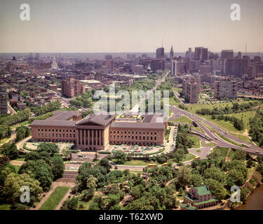 1970s AERIAL VIEW OF PHILADELPHIA MUSEUM OF ART BENJAMIN FRANKLIN PARKWAY AND CENTER CITY SKYLINE PENNSYLVANIA USA - kp2038 HAR001 HARS ART MUSEUM BROTHERLY LOVE HAR001 OLD FASHIONED WILLIAM PENN Stock Photo