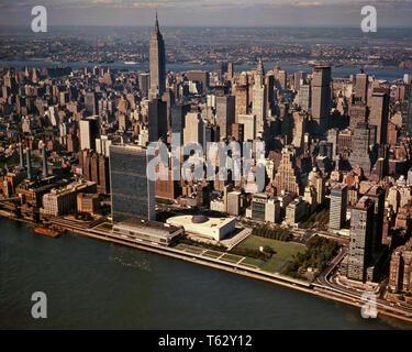 1960s AERIAL VIEW EAST RIVER MIDTOWN UNITED NATIONS COMPLEX EMPIRE STATE BUILDING LOOKING WEST TO NEW JERSEY MANHATTAN NYC USA  - kr15769 KRU001 HARS CELEBRATION UNITED STATES SCENIC INSPIRATION UNITED STATES OF AMERICA EMPIRE NY CONFIDENCE NORTH AMERICA NORTH AMERICAN WIDE ANGLE NATIONS TEMPTATION DREAMS MIDTOWN STRUCTURE URBAN CENTER HIGH ANGLE STRENGTH EXTERIOR KNOWLEDGE LEADERSHIP PROGRESS GOTHAM NORTHEAST TRAVEL USA INNOVATION PRIDE TO NYC POLITICS CONCEPTUAL EAST COAST NEW YORK CITIES COMPLEX IMAGINATION STYLISH NEW JERSEY NEW YORK CITY CREATIVITY IDEAS RESORTS AERIAL VIEW BIG APPLE Stock Photo
