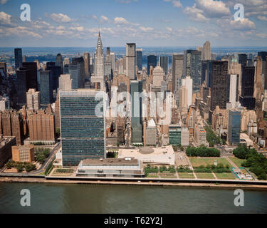 1970s NEW YORK CITY NY SKYLINE DOWNTOWN FROM HARBOR Stock Photo - Alamy