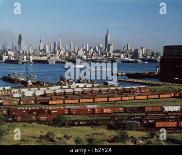 1960s SKYLINE MANHATTAN MIDTOWN FROM NEW JERSEY HUDSON RIVER SHIPS BARGES RAILROAD INDUSTRY - kr4148 KRU001 HARS NORTH AMERICAN WIDE ANGLE RAIL MIDTOWN URBAN CENTER NORTHEAST TRAVEL USA OPPORTUNITY NYC EAST COAST NEW YORK CITIES MOBILITY NEW YORK CITY RAILROADS PANORAMIC RESORTS BARGES OLD FASHIONED Stock Photo