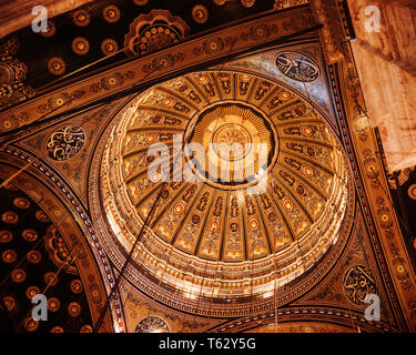 1960s INTERIOR MOSQUE MOHAMMED ALI CAIRO ISLAMIC ARCHITECTURE LOOK UP INTO CENTER ORNAMENTED DOME CEILING  - kr8864 PAL001 HARS EDIFICE FAITHFUL CEILING CITADEL CREATIVITY FAITH ISLAM ISLAMIC LOOKING UP RESORTS ALABASTER BELIEF MIDDLE EASTERN MOSLEM NORTH AFRICA NORTH AFRICAN OLD FASHIONED TRAVEL AFRICA Stock Photo