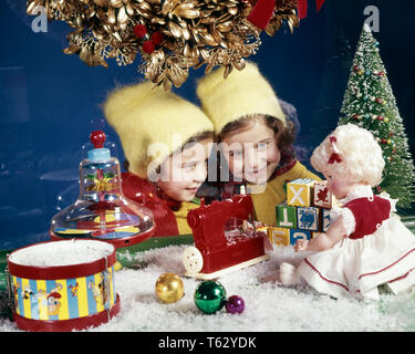 1960s TWO SMILING GIRLS TWIN SISTERS LOOKING IN CHRISTMAS TOY STORE WINDOW AT DOLL AND SEWING MACHINE  - kx5755 HAR001 HARS TWIN IDENTICAL DOUBLE PLEASED JOY LIFESTYLE CELEBRATION FEMALES INSPIRATION MATCH SIBLINGS SISTERS MATCHING SAME DREAMS HAPPINESS HEAD AND SHOULDERS CHEERFUL DISCOVERY STRATEGY CUSTOMER SERVICE MERRY AND CHOICE EXCITEMENT EXTERIOR AT IN ANTICIPATION SIBLING SMILES DECEMBER CONCEPTUAL DECEMBER 25 IMAGINATION JOYFUL SEWING MACHINE STYLISH LOOK-ALIKE DUPLICATE JOYOUS JUVENILES LOOK ALIKE TOGETHERNESS CLONE HAR001 OLD FASHIONED Stock Photo
