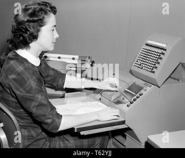 1950s WOMAN USING AN IBM CARDOTYPE ACCOUNTING MACHINE DATA PROCESSING - o1215 HAR001 HARS HISTORY FEMALES JOBS IBM COPY SPACE HALF-LENGTH LADIES PERSONS PLAID PROFESSION CONFIDENCE MIDDLE-AGED B&W MIDDLE-AGED MAN BRUNETTE DATA SUCCESS PROCESSING SKILL OCCUPATION SKILLS HIGH ANGLE CAREERS PROGRESS INNOVATION LABOR OFFICE WORKER OPPORTUNITY EMPLOYMENT OCCUPATIONS USING HIGH TECH CONNECTION DATA ENTRY ACCOUNTING ADMINISTRATOR SECRETARIES DATA PROCESSING EMPLOYEE MID-ADULT MID-ADULT WOMAN PRECISION YOUNG ADULT WOMAN BLACK AND WHITE CAUCASIAN ETHNICITY CLERICAL HAR001 LABORING OLD FASHIONED Stock Photo