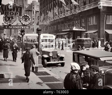 1930s BUSY LEXINGTON AVENUE TRAFFIC AND BLOOMINGDALES STORE WITH FLAGS PEDESTRIAN SHOPPERS AT 59TH STREET NEW YORK CITY USA - q45966 CPC001 HARS INSPIRATION UNITED STATES OF AMERICA AUTOMOBILE MALES BUILDINGS PEDESTRIANS NY TRANSPORTATION B&W SHOPPER OPTOMETRIST WIDE ANGLE SHOPPERS MIDTOWN PROPERTY CUSTOMER SERVICE AUTOS EXTERIOR DEPARTMENT STORE NYC REAL ESTATE CONCEPTUAL NEW YORK STRUCTURES AUTOMOBILES CITIES LEXINGTON VEHICLES EDIFICE NEW YORK CITY COOPERATION 59TH STREET BLACK AND WHITE EAST SIDE OLD FASHIONED Stock Photo