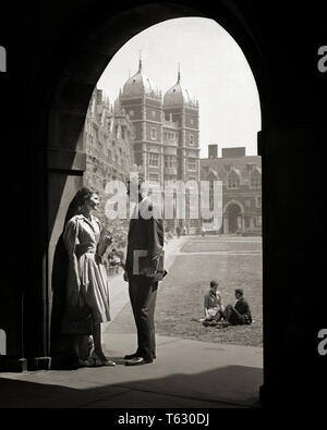 1950s 1960s UNIVERSITY COLLEGE SCENE TWO COED STUDENT COUPLES TALKING ONE STANDING IN ARCHWAY OTHER SITTING ON DORMITORY LAWN  - s12097 HAR001 HARS HISTORY FEMALES COPY SPACE FRIENDSHIP FULL-LENGTH LADIES PERSONS MALES CONFIDENCE B&W HAPPINESS DISCOVERY UNIVERSITIES DORMITORY KNOWLEDGE IN ON HIGHER EDUCATION CONCEPTUAL STYLISH COLLEGES ARCHWAY COED TOGETHERNESS YOUNG ADULT MAN YOUNG ADULT WOMAN BLACK AND WHITE CAUCASIAN ETHNICITY HAR001 OLD FASHIONED Stock Photo