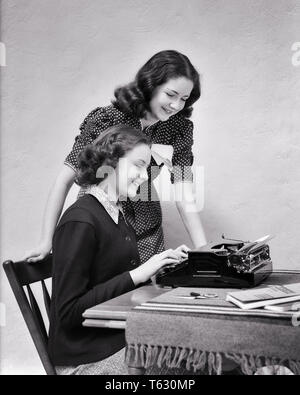Woman typewriter vintage 1940s hi-res stock photography and images