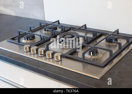 https://l450v.alamy.com/450v/t6376a/cooktop-with-five-burners-in-a-modern-kitchen-t6376a.jpg