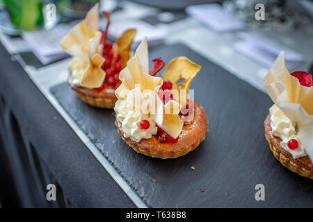 Cake and patisserie stall at Farmer&#039;s market, South Street, Bishop&#039;s Stock Photo: 57220952 - Alamy