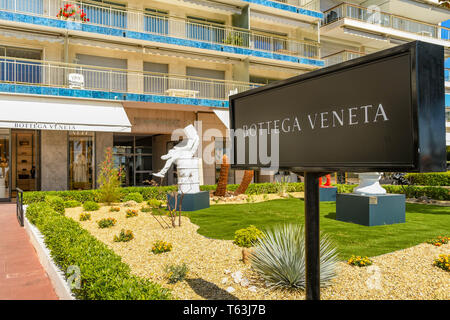 A logo sign outside of a Bottega Veneta retail store in Munich, Germany, on  September 2, 2018 Stock Photo - Alamy