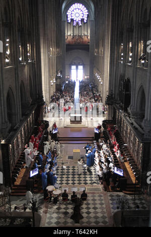 Choeur. Ordinations sacerdotales. Cathédrale Notre-Dame de Paris. Stock Photo