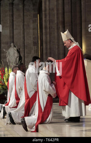 Imposition des mains. Sacrement de l'Ordre. Ordinations sacerdotales. CathŽdrale Notre-Dame de Paris. Stock Photo