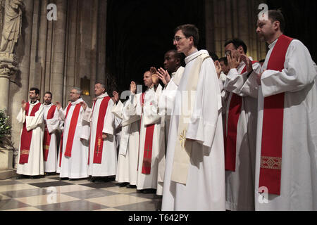 Prêtes. Ordinations sacerdotales. Cathédrale Notre-Dame de Paris. Stock Photo