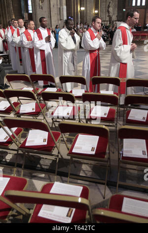 Prêtes. Ordinations sacerdotales. Cathédrale Notre-Dame de Paris. Stock Photo