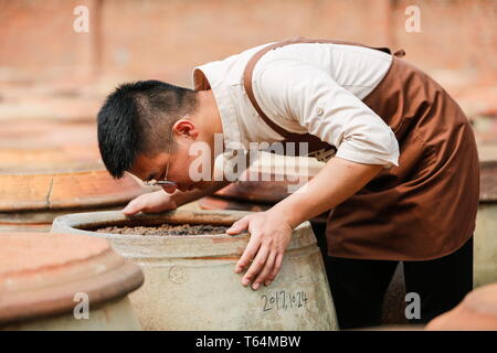 (190429) -- QUANZHOU, April 29, 2019 (Xinhua) -- Wu Huaqing and his ...