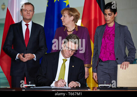 Signing of agreement between Germany and Poland Stock Photo