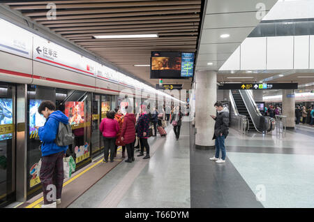 Subway platform at People's Sqare metro station, Shanghai, China Stock Photo