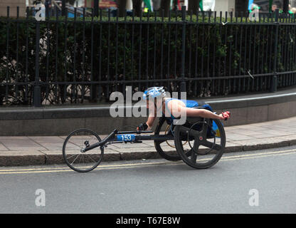 Elite Female Wheelchair Athlete,  Susannah Scaroni competing for America, in the 2019 London Marathon.  She went on to finish 13th, in a time of 02:02:00 Stock Photo