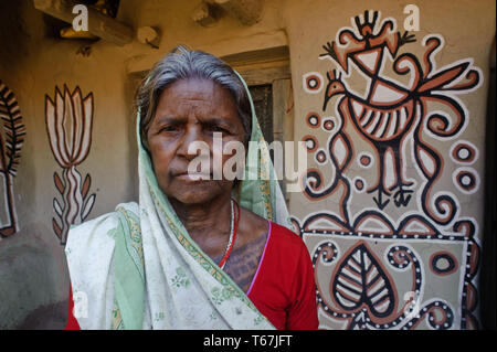 Low caste woman + Sohrai art ( India) Stock Photo