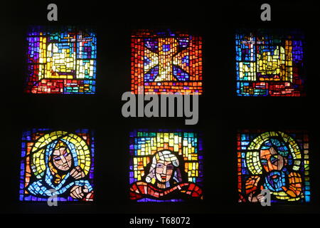 Vitraux illustrant des scènes de vie de Jésus et Marie. Eglise Notre-Dame des Alpes. Le Fayet. / Stained glass depicting life of Jesus and Mary. Stock Photo