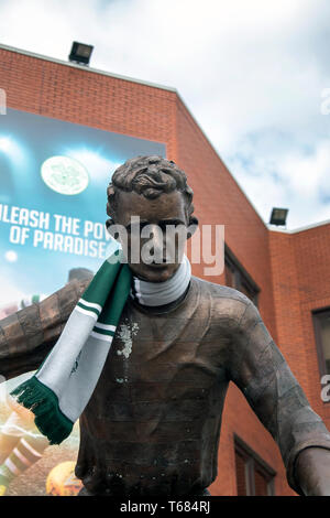 GLASGOW, SCOTLAND - 29th APRIL 2019:  The statue of the Celtic icon, Jimmy Johnstone with a Celtic scarf around his neck. Stock Photo