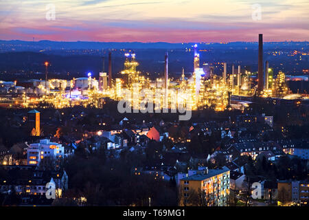 settlement and oil refinery in twilight, Gelsenkirchen, Ruhr Area, North Rhine-Westphalia, Germany Stock Photo