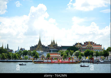 Bangkok, Thailand. 30th Apr, 2019. Royal Thai Navy oarsmen row the Suphannahong Royal Barge past the Grand Palace during a rehearsal of Thai King Maha Vajiralongkorn's coronation ceremonies on the Chao Phraya River in Bangkok, Thailand, April 30, 2019. Thailand has decided against inviting any foreign leaders to the coronation ceremonies of King Maha Vajiralongkorn, scheduled for the upcoming weekend, according to a press statement of the Ministry of Foreign Affairs issued on Tuesday. Credit: Rachen Sageamsak/Xinhua/Alamy Live News Stock Photo