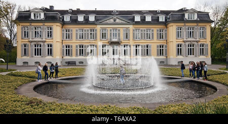 Museum Schloss Morsbroich with teenagers at the fountain Water Island, Leverkusen, Germany Stock Photo