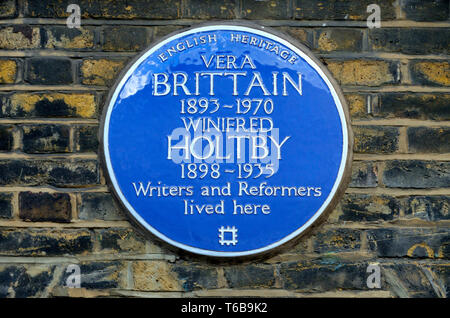 London, England, UK. Commemorative Blue Plaque: Vera Brittain (1893-1970) Winifred Holtby (1898-1935) writers and reformers, lived here. 58 Doughty St Stock Photo